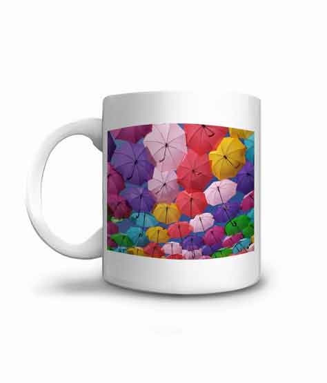 Offrez un mug coloré avec ce ciel de parapluies